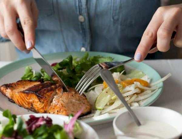 تفسير رؤية تناول الطعام مع الميت في المنام