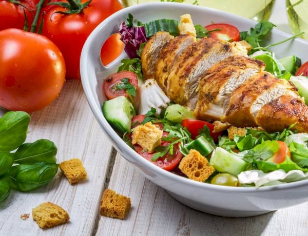 سلطة الدجاج اليونانية.. نكهة المتوسط على مائدتك بخطوات سهلة وسريعة