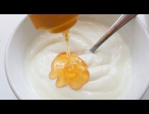 سر الجمال الطبيعي.. كيف يمنحك مزيج العسل والزبادي بشرة مشرقة ونضرة دون تكلفة؟