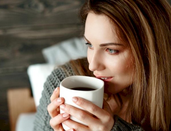 طرق طبيعية للحفاظ على بياض الأسنان لمحبي القهوة