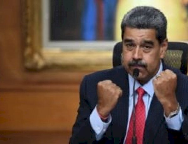 رغم التهديدات الأمريكية.. مادورو يظهر راقصًا في احتفال رسمي بفنزويلا