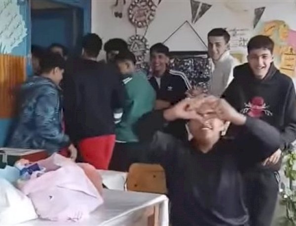 طلاب يسخرون من معلمتهم داخل الفصل.. لقطات تُوثّق لحظة الإهانة وصمت الإدارة