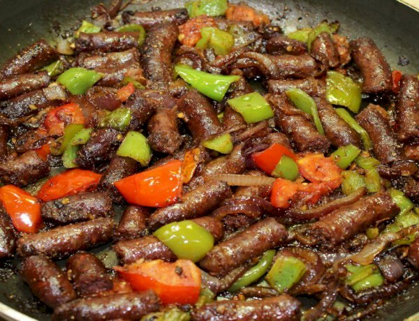 طاسة السجق البلدي بالبصل والفلفل.. وصفة شهية وسهلة التحضير