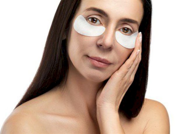 كيفية الحفاظ على إشراقة منطقة العين وتقليل الهالات السوداء.. 4 خطوات أساسية