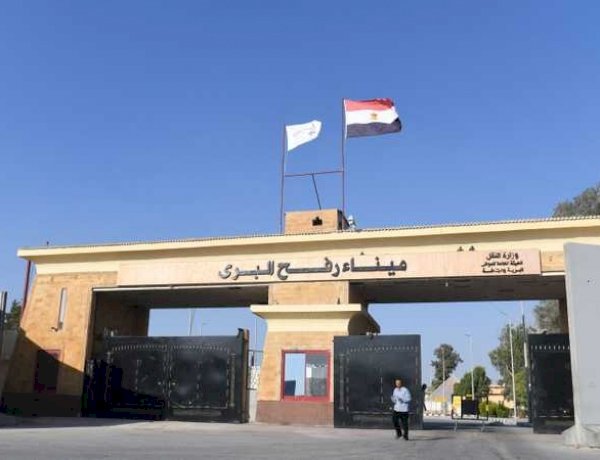 من يملك قرار العبور من معبر رفح؟ تل أبيب تعلن والقاهرة تنفي