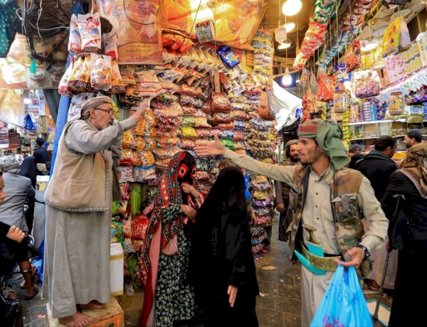 بين غياب الرواتب وانفجار الأسعار.. اليمنيون يواجهون شتاءً صعبًا في مناطق الحوثيين