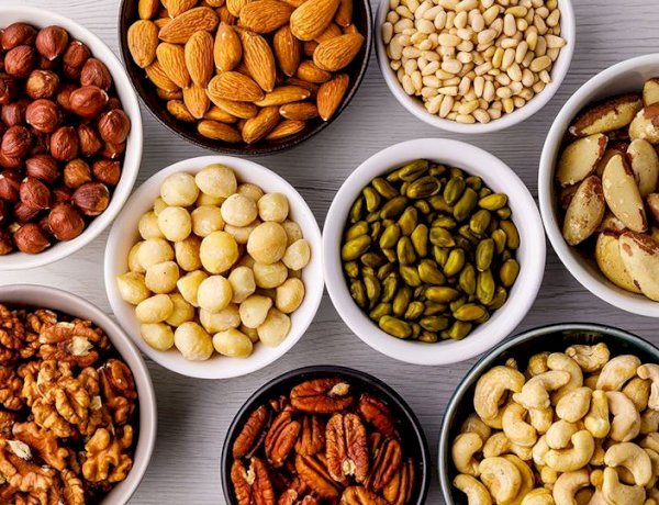 4 أنواع من المكسرات والبذور تعزز جمال بشرتك وصحة شعرك