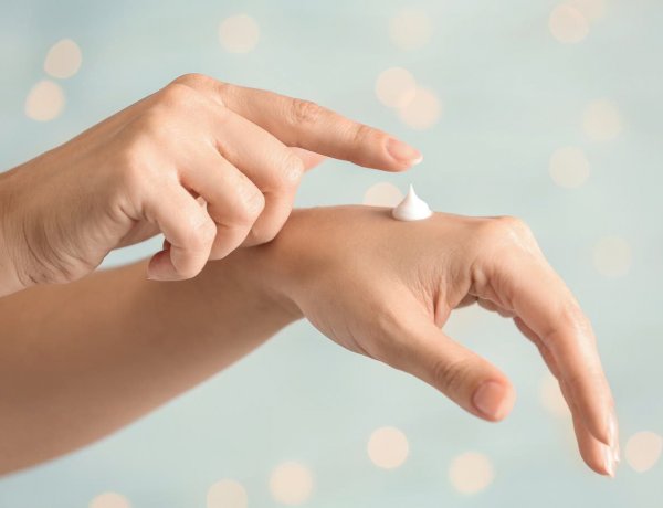وداعًا لجفاف اليدين في الشتاء.. خطوات بسيطة لنعومة تدوم