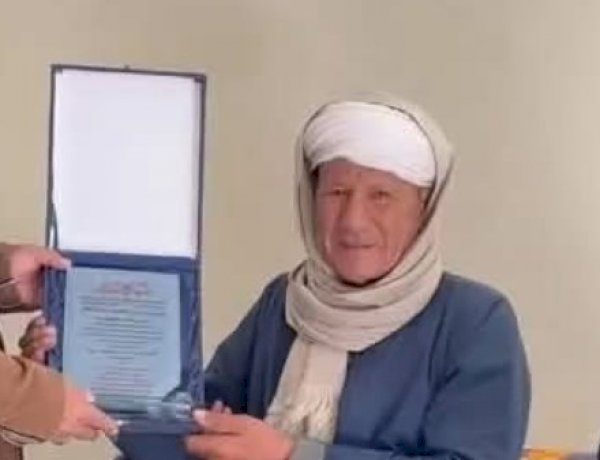 قصة وفاء عابرة للحدود.. طلاب يمنيون يزورون معلمهم المصري بعد 40 عامًا