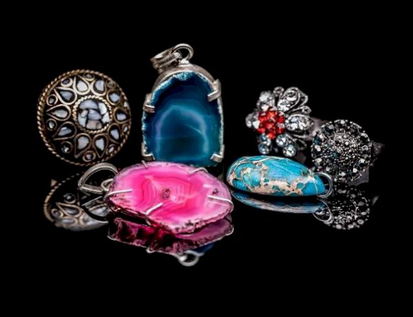 أحجار 2026: دليل الأبراج لاختيار الحجر الكريم الأنسب