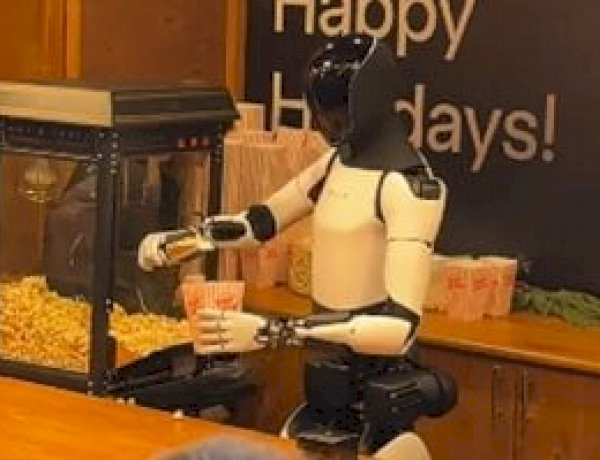 وسط طوابير ودهشة الجمهور.. تسلا تستعرض روبوتها البشري في ألمانيا