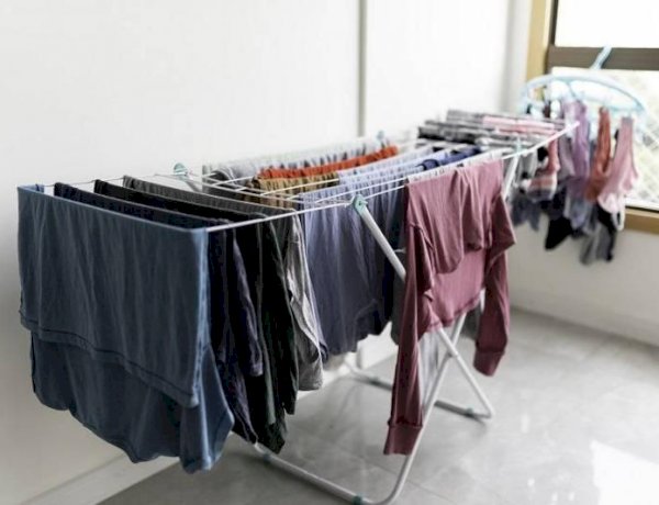 وداعًا لرائحة الرطوبة.. 6 حيل عبقرية لتجفيف الملابس داخل البيت في عز الشتاء
