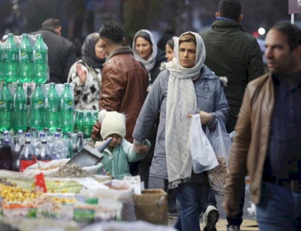 إيران على صفيح ساخن.. تنازلات اقتصادية محفوفة بالمخاطر واحتجاجات ضخمة