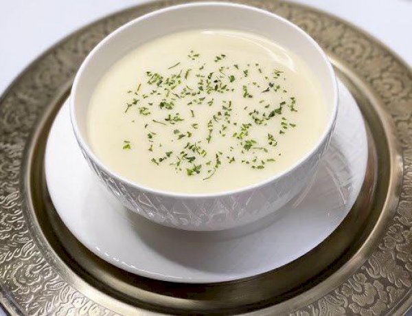 شوربة الجزر والبصل بالكريمة.. وصفة شتوية دافئة تجمع الطعم الغني والفائدة الصحية