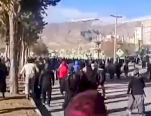 إيران على صفيح ساخن.. توسع الاحتجاجات الاقتصادية وقمع أمني 