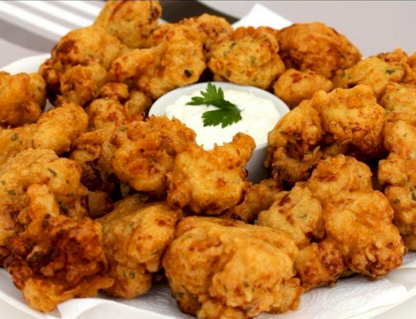 قرنبيط ذهبي مقرمش بطعم لا يُقاوم.. وصفة منزلية سهلة تجمع بين اللذة والفائدة