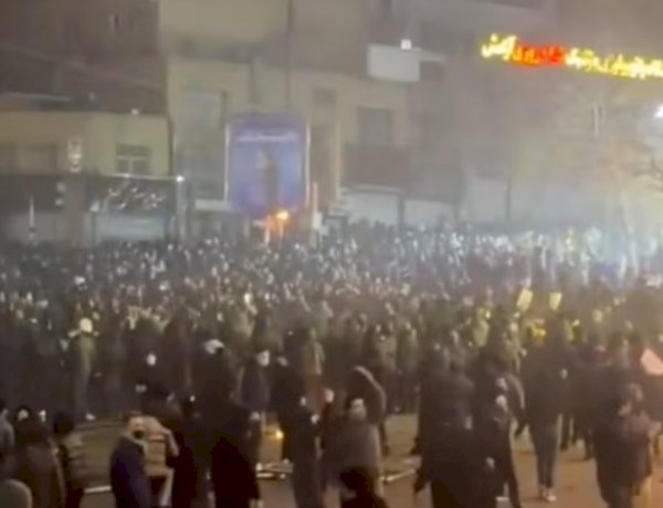 الجيش الإيراني يدخل على خط القمع.. وترامب يبحث الخيارات العسكرية ضد طهران