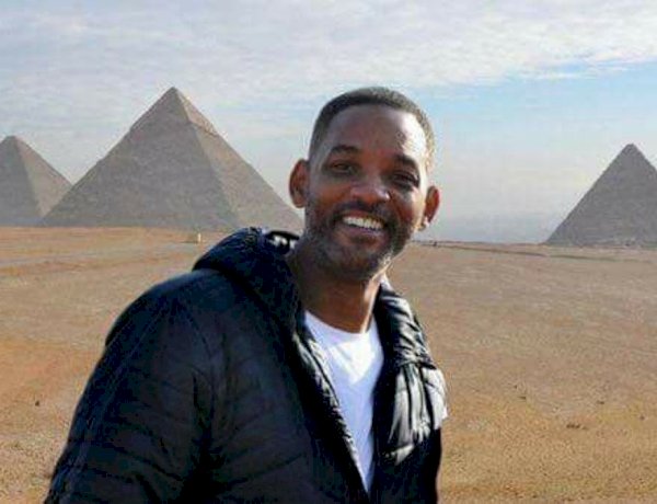 ويل سميث في قلب الحضارة المصرية.. زيارة استثنائية للأهرامات ورقصة على «مكسرات»
