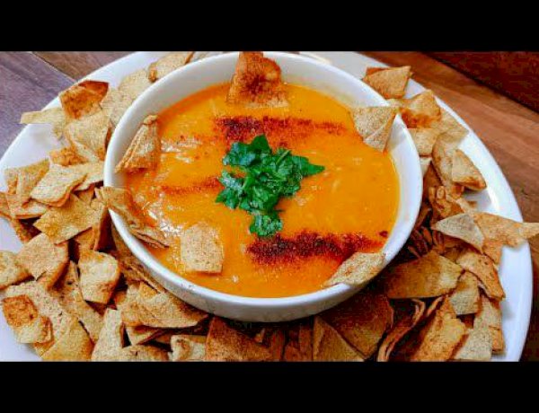 فتة العدس بالعيش المحمص بدون زيت.. وصفة شتوية صحية بطعم غني