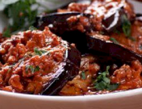 المسقعة باللحمة المفرومة.. وجبة شرقية مشبعة بين الطعم الغني والسعرات الحرارية