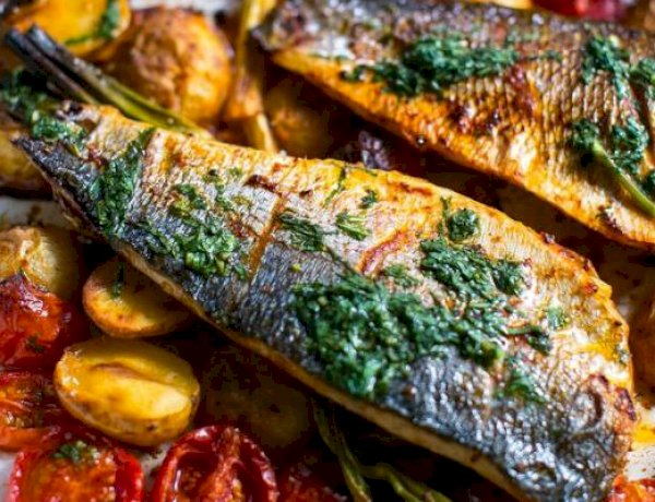 وجبة اليوم الخامس من رمضان.. سمك بالفرن وسلطة خضراء تمنحك الطاقة بعد الصيام