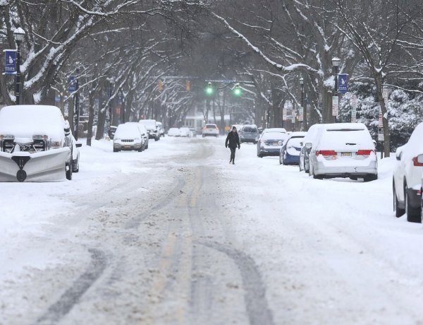 مع تساقط الثلوج.. موجة برد تحوّل نيويورك إلى لوحة بيضاء