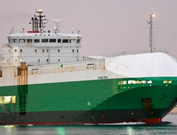 ارتباك في حركة الملاحة بالبحر الأحمر بسبب تهديدات الحوثي وشركات الشحن تعيد توجيه سفنها