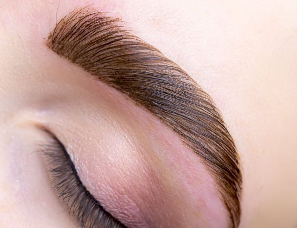 طرق طبيعية للحصول على حواجب كثيفة وجذابة