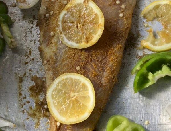 وجبة خفيفة ومغذية.. طريقة عمل سمك الفرن مع السلطة الخضراء لفطار 22 رمضان