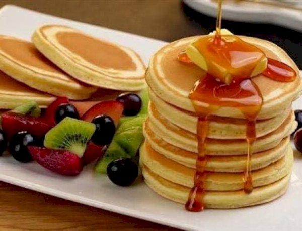 سحور 24 رمضان.. طريقة سهلة ولذيذة لعمل بان كيك بالعسل والمربى