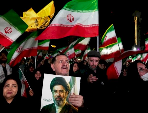 واشنطن تحشد آلاف الجنود قرب إيران وطهران تفرض نظام رسوم في مضيق هرمز