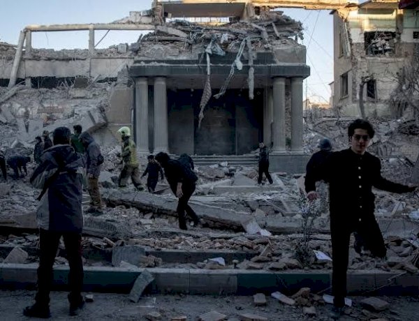 إسرائيل تشن موجة هجمات واسعة وإيران تُغلق هرمز.. آخر تطورات الحرب