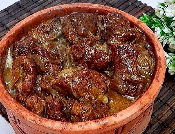 طاجن اللحم بالبصل والطماطم.. وصفة منزلية بطعم أصيل وخطوات سهلة