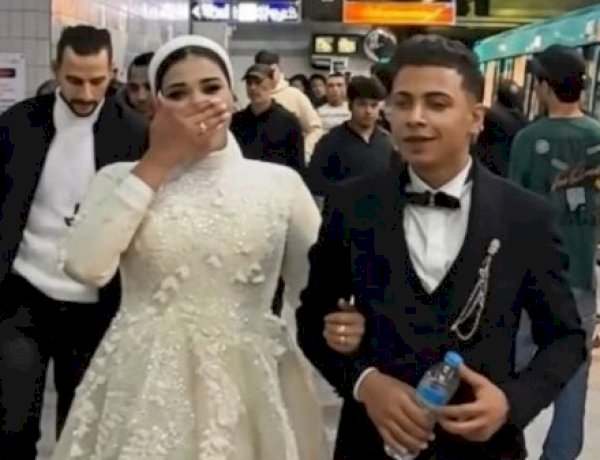 عروسان يستقلان المترو في مصر وسط تفاعل واندهاش الركاب