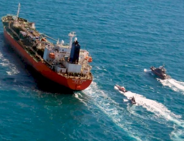 بؤرة خطر قصوى.. كيف يعيش أسرى المياه في مضيق هرمز؟