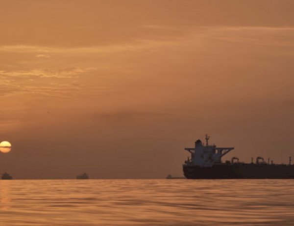 تصعيد في مضيق هرمز يشعل الأسواق العالمية ويقوض فرص التهدئة