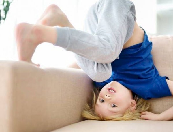 طرق التعامل مع الطفل كثير الحركة والتوتر.. 6 خطوات فعّالة بدون انفعال