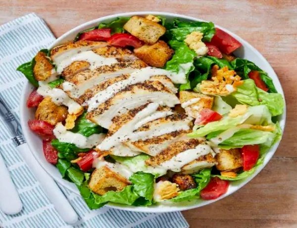 وصفة سلطة سيزر بالدجاج في البيت.. مذاق شهي مثل المطاعم