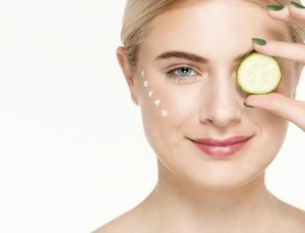 وصفات طبيعية لتفتيح منطقة تحت العين.. من الخيار إلى ماء الورد