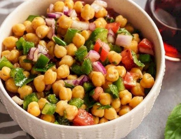 طريقة عمل سلطة الحمص بالخضراوات.. وجبة خفيفة ومشبعة للدايت