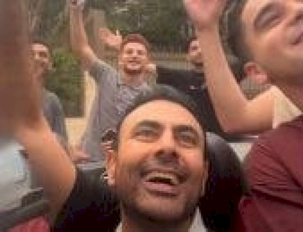 مشاهد احتفالية.. محمد كريم يشارك فرحة فوز مصر على نيوزيلندا على أنغام سطلانة