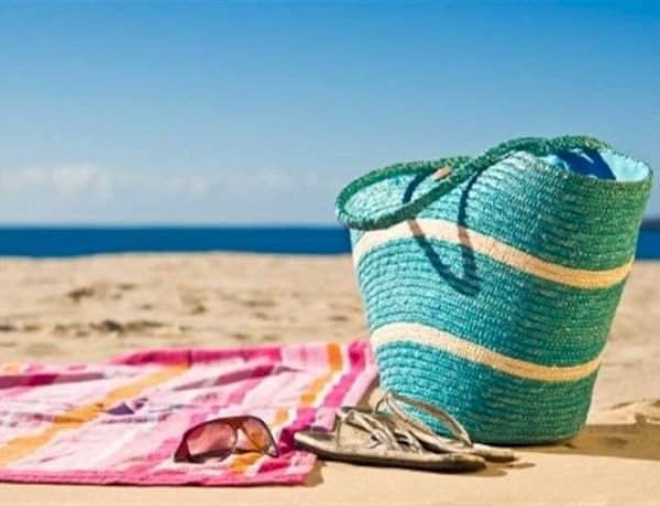 قبل الذهاب للشاطئ.. كيف تختارين شنطة البحر المناسبة لاحتياجاتك؟