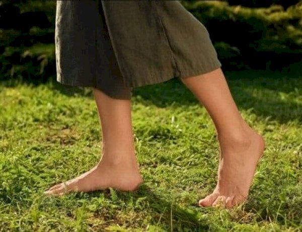 المشي حافي القدمين.. فوائد صحية ونصائح لتجربته بطريقة آمنة