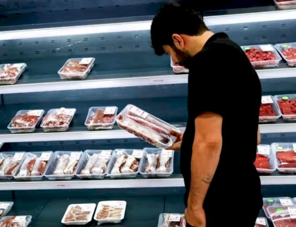موائد الإيرانيين تتغير تحت ضغط الغلاء.. الألبان واللحوم تختفي من سلال الأسر