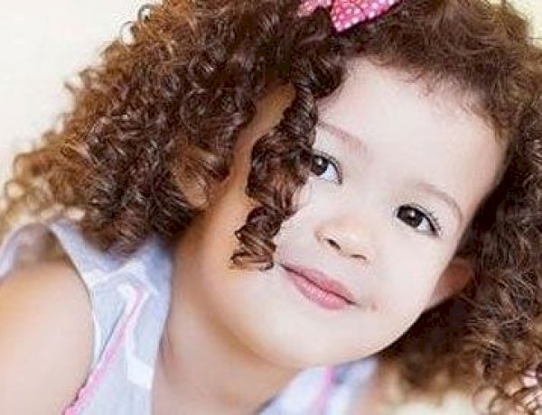 تسريحات شعر كيرلي للأطفال على البحر.. 5 أفكار عملية وتصاميم مميزة للساحل والعلمين