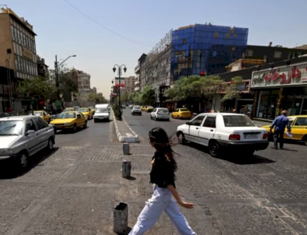 نساء إيران يتحدين المتشددين.. الحجاب يعود إلى صدارة صراع اجتماعي محتدم