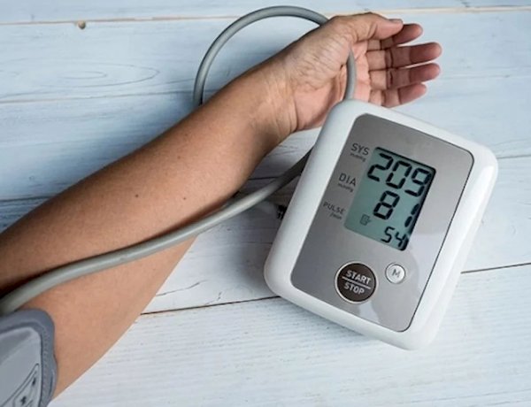 هل تعاني من ارتفاع الضغط المفاجئ؟.. علامات تحذيرية خطيرة لا تتجاهلها