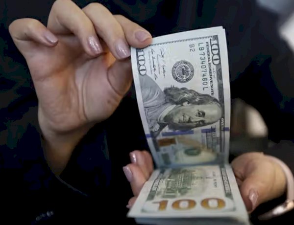 الدولار يتجاوز 2.5 مليون ريال في إيران.. العملة تهوي وسط تصاعد الضغوط الاقتصادية
