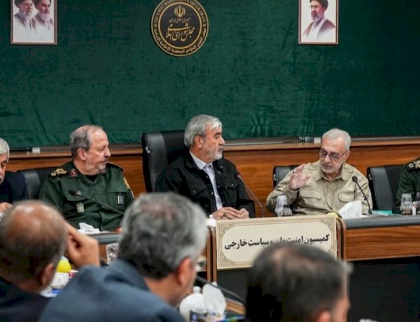 إيران ترفع سقف شروط التفاوض مع واشنطن وتهدد بحرب شاملة