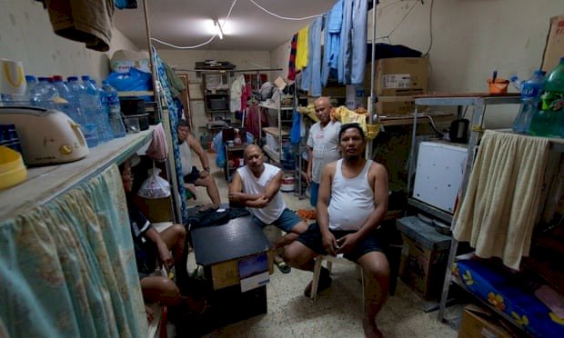 ماذا يحدث للعمال في قطر داخل مخيمات العزل؟